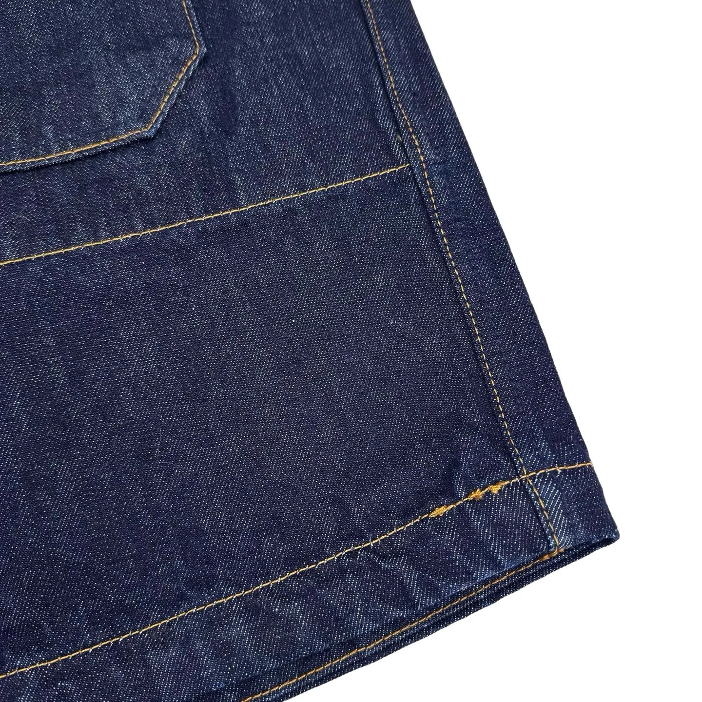 P490 Stone island double-pocket badge denim jacket (blue). The original purchase was RMB 6,300. The fabric is made of custom-made high-density twill denim. It is full of texture and comfortable to the skin. It uses classic indigo denim as the main tone. It has a retro charm and modern fashion sense. The front chest pocket is cut into the front with a golden ratio. A pragmatic reconstruction of the ritual sense. The iconic Stonesland badge is embellished on the sleeve, like a unique medal, highlighting the brand's imprint. Simple lines outline a neat silhouette, outlining a casual and free style. The workwear gene is infused with luxury DNA, simple charm, versatile charm, using imported machine embroidery technology. Using advanced computer control systems and precision mechanical components to realize the Stonesland badge embroidery operation with high precision. The lines are smooth and delicate. The whole garment is washed with Zhongxiao. Use a special solution to remove stains and slight fading. Snow wash to remove fading through strong washing. To make the color more uniform, the entire piece of clothing is stitched using an embedded clamp machine. The embedded clamp machine can control the distance between the two needles by changing the needle position, so that the stitching can be seamless, smooth and tidy. Size:S-M-L-XL